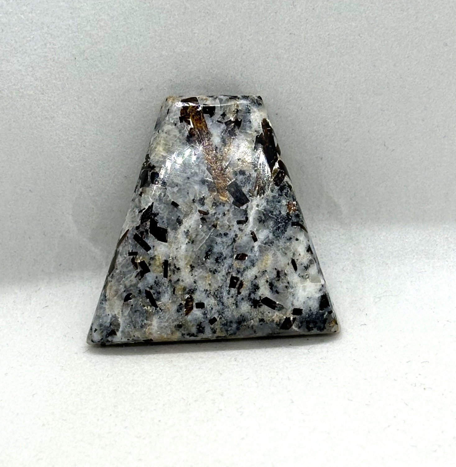 Cabochon Astrophyllite